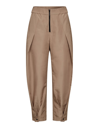 Co Couture Trice Pleat Pant sand: Leicht schimmernde, sandfarbene Jogger-Hose mit elastischem Bund, Reißverschluss, Falten an Hüften, konisch zulaufenden Beinen und überlappenden Details am Saum aus 100 % Polyester.