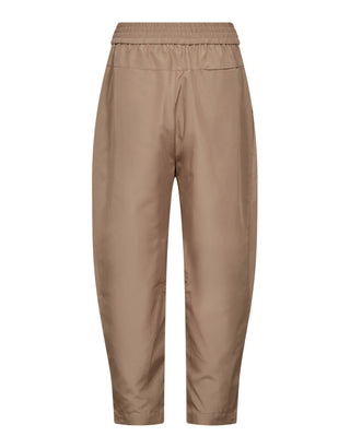 Co Couture Trice Pleat Pant sand: Elegante, sandfarbene Hose mit elastischem Bund, dezenter Faltenlegung und leicht konischem Bein für sportlichen Chic und vielseitigen Einsatz. Aus 100 % Polyester, glatt und schimmernd.