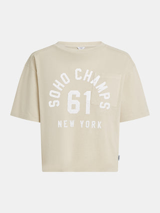 Penn&Ink Tee Print oyster/white: Boxy T-Shirt mit kurzen Ärmeln, Mesh-Textur und weißem Frontprint „SOHO CHAMPS 61 – NEW YORK“ in Blockbuchstaben, plus Brusttasche links.