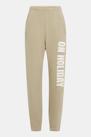 Penn&Ink Hose Print perrer/ecru: Beige Jogger-Sweatpants mit elastischem Bund, seitlichen Taschen und weißem ON HOLIDAY-Print am Bein, ideal für sportlich-elegante Looks.