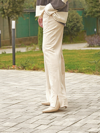 OFF#DLY Joggpant Ardenza beige: Gerade geschnittene Joggpant mit kleinen Seitenschlitzen, kombiniert mit dezenten Glitzersteinchen auf der Vorderseite für einen Hauch Glamour, getragen im entspannten Outdoor-Look.