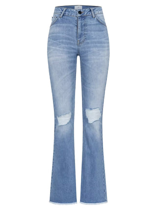 Gitta Banko Flared Denim Alba Big Sure Blue, hochgeschnittene Jeans mit Knopfleiste, ausgefransten Knien und leicht ausgestelltem Bein, kombiniert modernen Look mit urbanem, femininem Stil.