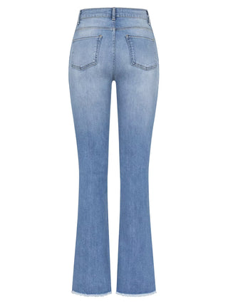 Gitta Banko Flared Denim Alba Big Sure Blue, hochgeschnittene hellblaue Jeans mit zwei Rückentaschen, leicht ausgestelltem Bein und rohem Saum, kombiniert modernen Look mit schmeichelnder Silhouette.