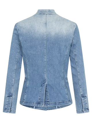 Rückansicht des Gitta Banko Denim Jacket Grace Big Sure Blue: taillierte, blazerartige Passform mit langen Ärmeln, Mittelnähten und kleinem Saum-Schlitz, dezente Stone-Wash-Effekte an Schultern und Taschen.