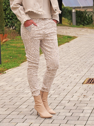 OFF#DLY Joggpant Vroni beige/leo, slim geschnitten, mit subtilen Leopardenmuster und Seitentaschen, kombiniert mit spitzen Stiefeletten; zeigt moderne Eleganz und Komfort in einem lässigen Stil.