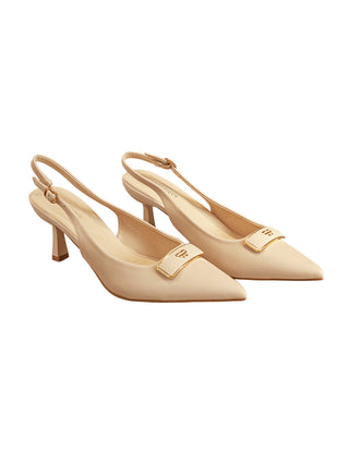 OFF#DLY Slingback beige: Damen-Pumps mit spitzer Zehenpartie, niedrigem Kitten-Heel und verstellbarem Fersenriemen, dekoriert mit einem goldgerahmten Emblem auf dem Vorderblatt, Absatzhöhe 7 cm.