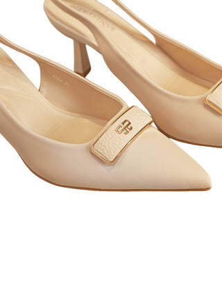 OFF#DLY Slingback beige: Elegante, spitz zulaufende Slingback-Pumps mit mittelhohem, dünnem Absatz und goldverzierter Logoplakette auf dem Rist, aus 100 % Polyurethan gefertigt.