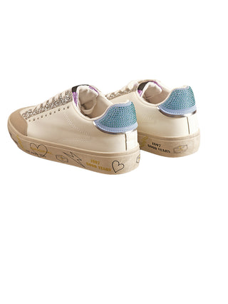 OFF#DLY Sneaker Graffiti blue: Modische Low-Top-Sneaker mit blauen Strass-Akzenten, silbernen Glitzer-Details und bedruckter Zwischensohle mit „1897 GOOD YEARS“, ideal für einen lässigen, verspielten Look.