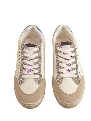 OFF#DLY Sneaker Graffiti blue, weiße Oberteile mit silbernem Glitzer entlang der Schnürleisten, beige Wildlederkappen, off-white Schnürsenkel und ein lila Akzent auf der Zunge.