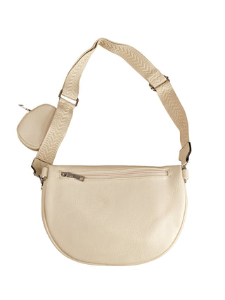 OFF#DLY Crossbody MID creme: Halbmondförmige Crossbody-/Gürteltasche aus genarbtem Kunstleder mit Frontreißverschluss, breitem verstellbarem Riemen mit Chevron-Muster und kleiner runder Tasche am Riemen befestigt.