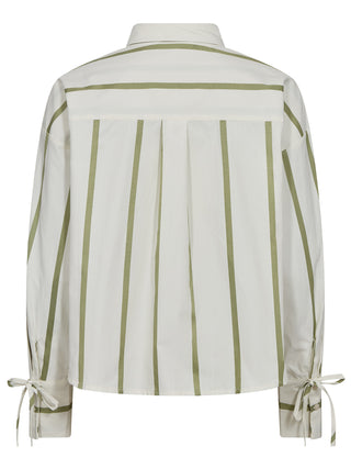 Co Couture Idie Stripe Shirt offwhite/green: Rückansicht einer gestreiften Bluse mit langen Ärmeln, breiten Manschetten mit Bindebändern, vertikalen olivgrünen Streifen und einer Boxfalte am oberen Rücken.