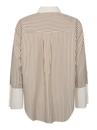 Rückansicht des Co Couture Avara Stripe Tee bone mit schmalen, vertikalen Streifen, einem kontrastierenden Kragen und breiten Manschetten. Horizontale Streifen am oberen Rücken sorgen für ein stilvolles Design.