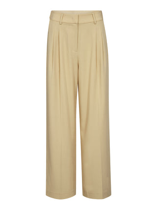 Co Couture Nilan Pleat Pant yellow: High-waisted, weite Hose mit Bundfalten, Gürtelschlaufen, seitlichen Taschen und lockerem Schnitt aus fließendem Material, ideal für elegante oder lässige Outfits.
