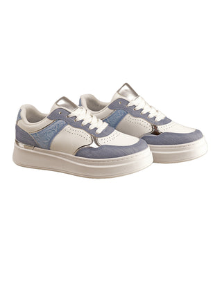 OFF#DLY Sneaker MM white/blue mit weißem Leder, hellblauen Denim-Einsätzen, metallischen Akzenten und einer 2 cm Plateausohle. Sportlicher Look mit Schnürung, ideal für modische Freizeitaktivitäten.