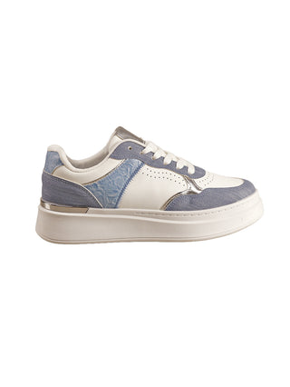 OFF#DLY Sneaker MM white/blue, moderner Sneaker mit weißen Lederpanels und blauen Denim-Akzenten, perforierte Belüftung, silberne Details, Plateausohle, ideal für modische Outfits.