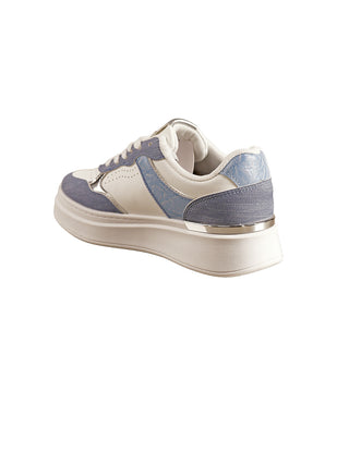 OFF#DLY Sneaker MM white/blue mit klobiger weißer Sohle, weißen und hellblauen Paneelen in Denim und Schlangenoptik, silberne Zierleiste an der Ferse, Plateausohle 2 cm, Material: Polyurethan und Gummi.