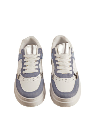 OFF#DLY Sneaker MM white/blue, flache Schnürsneaker mit weißen Lederoptik-Paneelen, hellblauen Denim-Überzügen und silbernem Akzent auf der Zunge, perforierter Zehenbox, dicker weißer Gummisohle und weißen Schnürsenkeln.