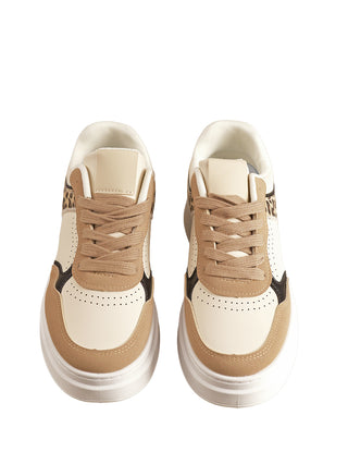 OFF#DLY Sneaker MM khaki beige, sportlicher Sneaker mit cremefarbenen und braunen Veloursleder-Overlays, perforierter Zehenkappe, 2 cm Plateausohle und subtilen Leo-Optik Einsätzen an der Ferse.