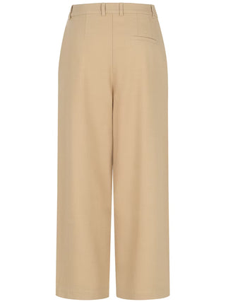 Die Gitta Banko Kasandra Pant camel zeigt beigefarbene, weite, verkürzte Hosen mit Rückansicht, Gürtelschlaufen und einer einzelnen Rückentasche, die lässige Eleganz und modernen Komfort verkörpern.