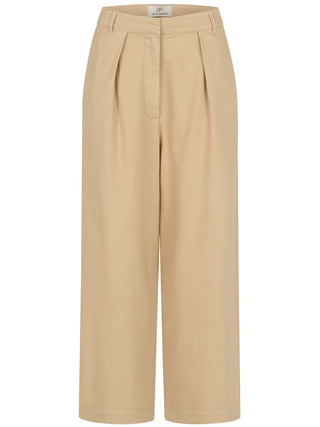 Gitta Banko Kasandra Pant camel: Hochgeschnittene, weit geschnittene Hose mit verdecktem Verschluss, Gürtelschlaufen und weichen Bundfalten, die eine entspannte, fließende Silhouette betonen.