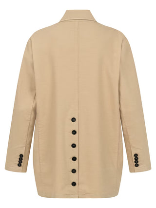 Rückansicht des Gitta Banko Alison Blazer Camel: ein sandfarbener, knielanger Blazer mit schwarzer Knopfreihe entlang der Rückenmittelnaht und drei Knöpfen an jedem Ärmel.