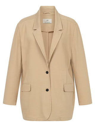Einzelner, leicht beige, einreihiger Blazer Alison von Gitta Banko mit Notch-Lapels und zwei schwarzen Knöpfen, Flap-Taschen an den Hüften, aus Baumwolle, Leinen und Viskose.