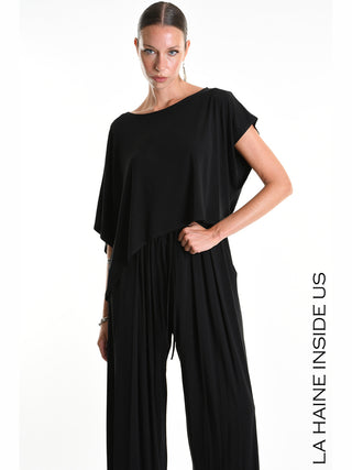 La Haine Tee 5269 black: Modell in asymmetrischem Crop-Shirt aus Bamboo-Jersey mit weiten Kimono-Ärmeln und fließendem Schnitt, präsentiert moderne, avantgardistische Silhouette.