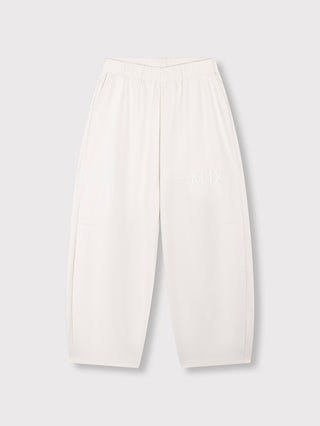 ALIX Baloon Sweat Pant cream: Locker geschnittene, weitbeinige Hose mit elastischem Bund, Seitentaschen und dezentem ALIX-Logo auf einem Oberschenkel, aus weichem Baumwollmischgewebe für sportlich-eleganten Komfort.