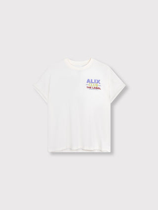 Das ALIX Club Tee cream zeigt ein schlichtes weißes T-Shirt mit kurzen Ärmeln, einem kleinen Markenlogo auf der Brust und einem großen Statement-Print auf der Rückseite.
