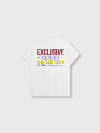 ALIX Club Tee cream mit großem Rückendruck „EXCLUSIVE MEMBER – THE ALIX CLUB“ in kräftigen Farben, lockerer Schnitt, Crew-Neck, kurze Ärmel, aus hochwertigem Heavy Jersey. Ideal für einen entspannten, urbanen Look.