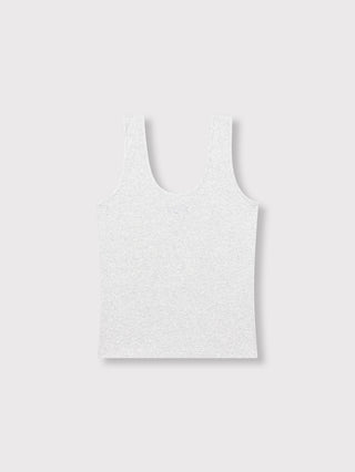 ALIX Rip Tank Top: Weißes, geripptes Tanktop mit Scoop-Ausschnitt, breiten Trägern und kleiner ALIX-Stickerei vorn, präsentiert flach auf grauem Hintergrund. Ideal für vielseitige, feminine Alltags-Looks.