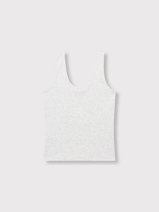 ALIX Rip Tank Top: Ein hellgraues, ärmelloses Tanktop mit Rundhalsausschnitt, aus weichem Ripp-Jersey, liegt flach. Es hat breite Träger und eine dezente ALIX Stickerei auf der Vorderseite.