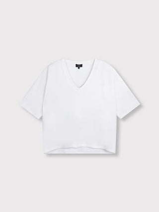 ALIX Short Sleeve Sweater soft white, ein schlichtes, leicht verkürztes V-Neck T-Shirt mit kurzen Ärmeln, flach auf hellem Hintergrund, „ALIX“ Label am Ausschnitt sichtbar.