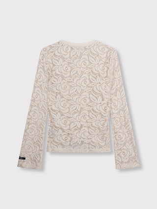 ALIX Lace Top cream aus durchscheinender Spitzenstoff mit floralem Muster, runden Halsausschnitt und geraden Ärmeln, mit „THE LABEL“ Patch am Ärmel, elegant und feminin.