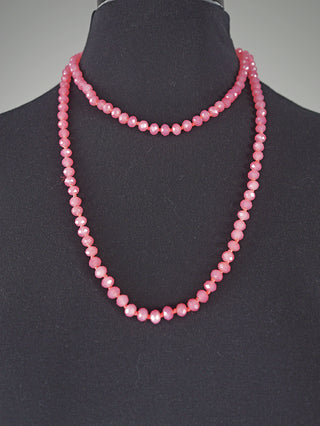 Zweisträngige Glasperlenkette oval 7 mm pink auf schwarzem Büstendisplay, 58 cm lang, ideal für doppeltes Tragen, mit facettierten Perlen für einen eleganten Look.