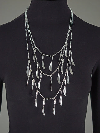 OFF#DLY Kette Drop silber auf schwarzem Mannequin, zeigt mehrsträngige Halskette mit tropfenförmigen Anhängern aus Silberlegierung, die in gestuften Lagen elegant fallen.