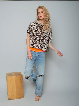 Emily Damenbluse 158240 leo: Locker geschnittene Bluse mit schmalen Ärmelsäumen, leuchtendem Strickbündchen am Saum und lässigem Leo-Print, getragen von einem Model in lässiger Pose.