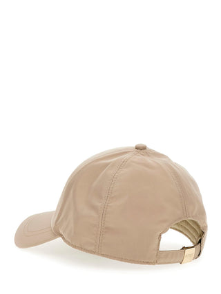 GUESS Basebal Cap TUP, beige, zeigt Rückansicht mit gebogenem Schirm links, gestickten Panels und verstellbarem Stoffriemen mit Metallschnalle hinten, aus 100% Polyester.
