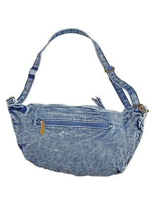 OFF#DLY Crossbody Denim blue, eine mittelgroße Umhängetasche aus stone-washed Denim mit verstellbarem Riemen, vorderem Doppelreißverschluss und Fronttasche mit Messing-Zipper, ideal für täglichen Gebrauch.