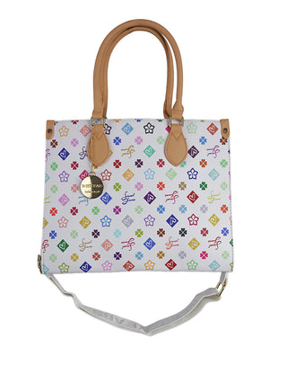 Sweet Years Bag Multicolore, eine weiße Tote-Tasche mit buntem Motiv aus Herzen, Blumen und Symbolen, cognacfarbenen Henkeln und verstellbarem Schulterriemen, ergänzt durch einen goldfarbenen Anhänger.