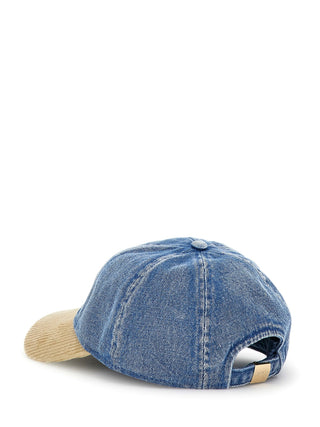 GUESS Baseball Cap Denim BUD mit blauem Denim-Korpus und kontrastierendem tanfarbenem Cord-Bill, zeigt ein gesticktes GUESS-Logo. Verstellbarer Riemen mit Metallschnalle am Rücken.
