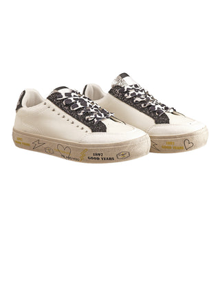 OFF#DLY Sneaker Graffiti Black: Niedrige, schnürbare Sneaker in Creme mit schwarz-weißen Schnürsenkeln, glitzernden Akzenten und bedruckten, leicht abgenutzten Gummisohlen mit Herzen und Blitzmotiven.