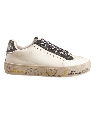 OFF#DLY Sneaker Graffiti black: Low-top Sneaker mit glattem, cremeweißem Obermaterial, schwarzer Glitzerleiste, flachen schwarz-weißen Schnürsenkeln, schwarz genietetem Fersenteil und beigefarbener Sohle mit Doodle-Grafiken und Texten.