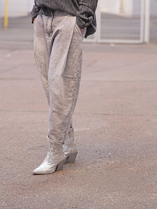OFF#DLY Denim Venedig grey: Locker sitzende, säuregewaschene graue Jeans mit umgeschlagenem Saum, getragen mit silbernen Stiefeletten; perfekte Mischung aus Komfort und urbanem Stil.