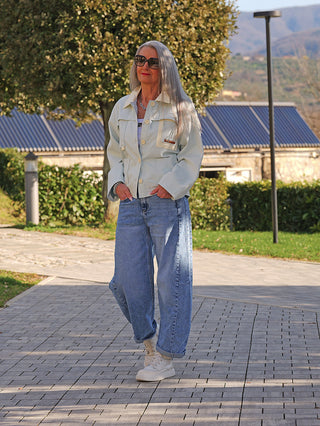 Person trägt die OFF#DLY Jacke Mira lightblue, eine lässige, leicht übergroße Jacke mit markanten Knöpfen und aufgesetzten Taschen, ideal für stilvolle, entspannte Outfits.