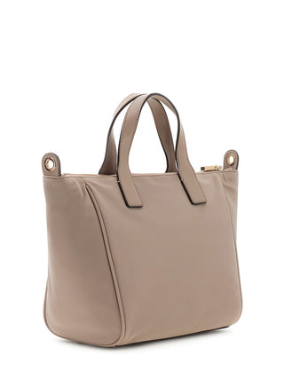 GUESS Follie Small Tote Bag TAU mit kurzem Tragegriff, Reißverschluss und hellgoldenen Metallteilen. Enthält ein Logodreieck vorne und einen abnehmbaren, verstellbaren Schulterriemen mit Logo. Maße: 23 x 22 x 15 cm.