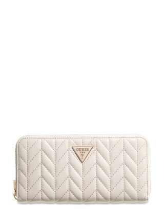 GUESS Cheryl Large Zip Around: Große Clutch aus hellcremem Kunstleder mit Chevron-Steppmuster, goldfarbenem Reißverschluss und dreieckigem GUESS USA-Logo auf der Vorderseite. Maße 21x2x10 cm.