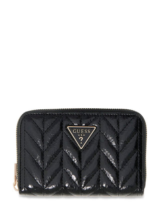GUESS Cheryl med Zip Around: Kleine, glänzende schwarze Geldbörse mit chevron-gestepptem Kunstleder, goldener Hardware und typischem dreieckigem GUESS USA-Logo auf der Vorderseite. Maße: 14x3x9 cm.