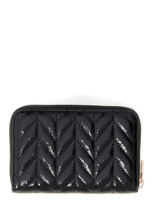 GUESS Cheryl med Zip Around: Kleine, rechteckige Geldbörse aus glänzendem, schwarz gestepptem Material, mit Chevron-Muster, goldfarbenem Reißverschluss und Dreieck-Logo vorne. Maße: 14x3x9 cm.