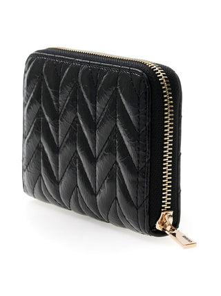 GUESS Cheryl med Zip Around: Kleine Brieftasche aus schwarzem, chevron-gesteppter Kunstleder mit goldfarbenem Reißverschluss und Dreieck-Logo vorne, Maße 14x3x9 cm.